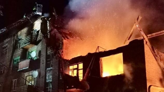 Bombardeo nocturno de Kramatorsk: la entrada de un edificio de cuatro pisos fue destruida