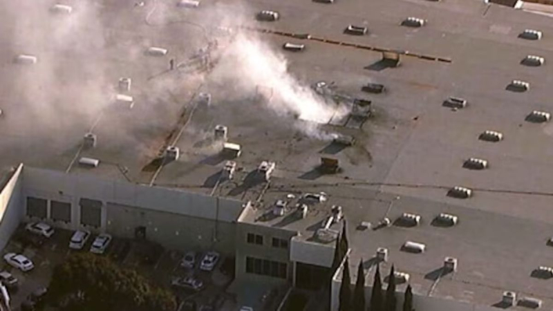 En California, un avión cayó sobre un edificio: hay muertos y heridos