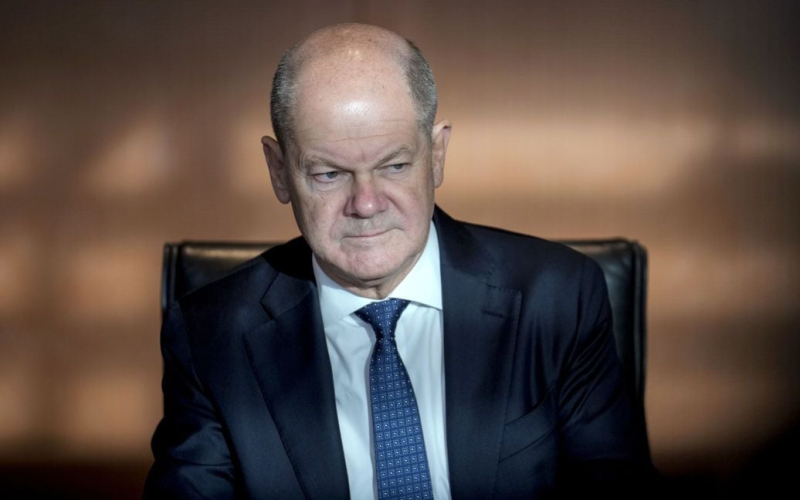 Sholc hizo un <strong>El aumento de los suministros de armas a Ucrania no debería afectar a otros gastos alemanes, dice el canciller.</strong></p>
<p>El canciller alemán Olaf Scholz Scholz dijo que está en contra de aumentar el suministro de armas a Ucrania si esto requiere recortar la financiación de otras partidas presupuestarias.</p>
<p>Scholz dijo esto durante un evento electoral en Bielefeld, informa DPA.</p>
<p>“Yo Estoy en contra de que lo tomemos de las pensiones, estoy en contra de que lo hagamos mediante recortes en los presupuestos locales, estoy en contra de que invirtamos menos dinero en ferrocarriles e infraestructuras… Por eso… “Debemos financiar esto adicionalmente”, dijo.</p>
<p>Al mismo tiempo, Scholz dijo que no había una mayoría en el parlamento que apoyara la suspensión de las estrictas restricciones del país al endeudamiento gubernamental, conocidas como el freno de la deuda, para Financiar la ayuda. Ucrania y otros gastos.</p>
<p>Anteriormente se supo que el canciller alemán <strong>Olaf Scholz</strong> no está coordinando un nuevo gran paquete de ayuda militar a Ucrania, que está siendo propuesto por El Ministerio de Asuntos Exteriores y el Ministerio de Defensa. Recordemos que el gobierno de coalición tripartito de Scholz se vino abajo después de que las negociaciones para la adopción del presupuesto de 2025 no dieran ningún resultado. Las elecciones anticipadas en Alemania están previstas para el 23 de febrero.</p>
<h4>Temas relacionados:</h4>
<p>Más noticias</p>
<!-- AddThis Advanced Settings above via filter on the_content --><!-- AddThis Advanced Settings below via filter on the_content --><!-- AddThis Advanced Settings generic via filter on the_content --><!-- AddThis Related Posts below via filter on the_content --><div class=