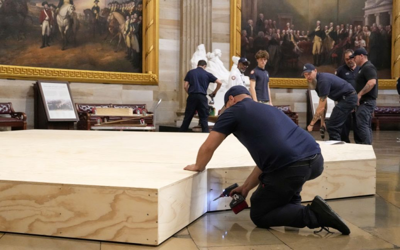 Trump cambió la ubicación de La inauguración: ¿cuál es el motivo?</p>
<p><strong>El cambio de planes reducirá significativamente el número de personas que podrán presenciar en persona la ceremonia.</strong></p>
<p>La toma de posesión del presidente estadounidense, que tradicionalmente se celebra en público frente al Capitolio en Washington, esta vez tendrá lugar dentro del edificio del Congreso.</p>
<p>El presidente electo de Estados Unidos, Donald Trump, escribió sobre Esto lo informó Reuters en su red social Truth Social.</p>
<p>Según él, el día de la toma de posesión en Washington se espera que haga un frío anormal con bajas temperaturas y fuertes vientos.</p>
<p>En tales condiciones, Trump señaló que habrá inconvenientes para los invitados a la ceremonia y para todos. para aquellos que deseen venir al National Mall en la capital estadounidense.</p>
<p>El presidente electo de Estados Unidos también señaló que tales condiciones serían peligrosas “para decenas de miles de agentes de la ley, personal de emergencias, policías, unidades K9 e incluso caballos”.</p>
<p>“He ordenado que el discurso inaugural -junto con la oración y otros discursos- se llevó a cabo en la rotonda del Capitolio de los Estados Unidos, como lo organizó Ronald Reagan en 1985”, escribió Trump.</p>
<p>Según él, en el edificio del Congreso también habrá invitados de alto rango y la imagen para la audiencia televisiva desde allí será buena.</p>
<p>El pronóstico para Washington el lunes 20 de enero pronostica temperaturas de alrededor de -7 C en el momento de la juramentación de Trump, pero el frío se sentirá con más fuerza debido al viento.</p>
<p>El cambio de planes reducirá significativamente el número de personas que podrán presenciar la ceremonia. en persona. Muchos de los más de 220.000 invitados que estaban programados para ver desde el Capitolio de los EE. UU. no podrán ver la juramentación desde el interior del edificio.</p>
<p>Además, el permiso emitido al comité inaugural de Trump por El Servicio de Parques Nacionales espera que 250.000 personas sin entradas estén en el National Mall durante la ceremonia al aire libre. Sólo una pequeña parte de ese número cabrá en el Capital One Arena, donde se realizará la transmisión en pantallas gigantes.</p>
<p>Recordemos que el 17 de enero, el presidente electo de Estados Unidos, Donald Trump, mantuvo una conversación telefónica con funcionarios chinos. líder Xi Jinping.</p>
<h4 >Temas relacionados:</h4>
<p>Más noticias</p>
<!-- AddThis Advanced Settings above via filter on the_content --><!-- AddThis Advanced Settings below via filter on the_content --><!-- AddThis Advanced Settings generic via filter on the_content --><!-- AddThis Related Posts below via filter on the_content --><div class=