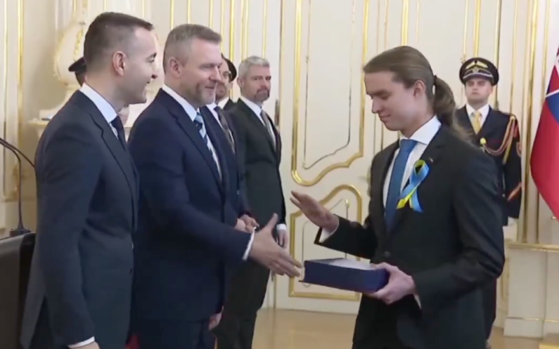 En Eslovaquia, un colegial con una cinta azul y amarilla se negó a estrechar la mano del presidente