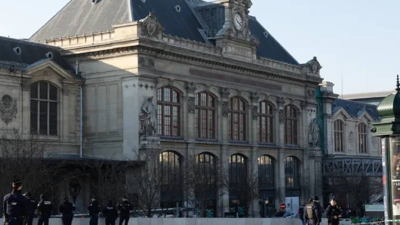 Guardias de la estación de tren de París abren fuego contra un hombre que dibuja una esvástica