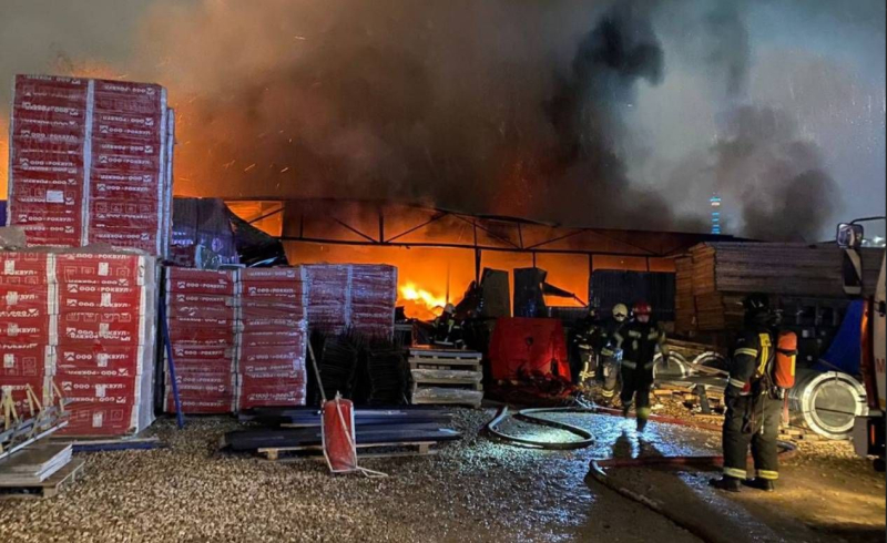 Un hangar está en llamas en Moscú: los vecinos denuncian explosiones