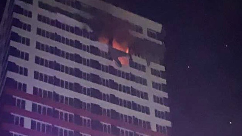 en los corredores de los fragmentos de drones cayó en un edificio poco inclinado: lo que se conoce