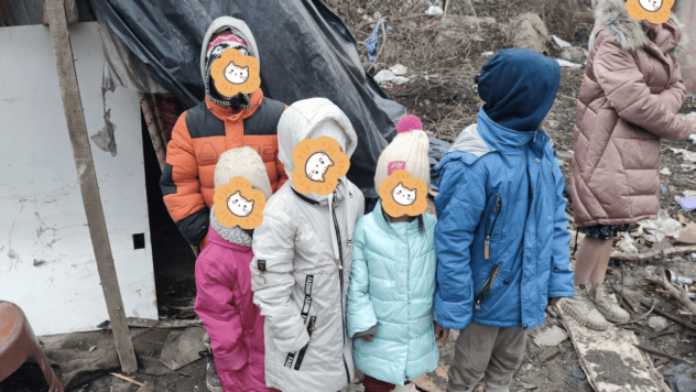 Cerca de Ternopil encontraron una familia con 5 niños que vivían en una halabuda en un rellano