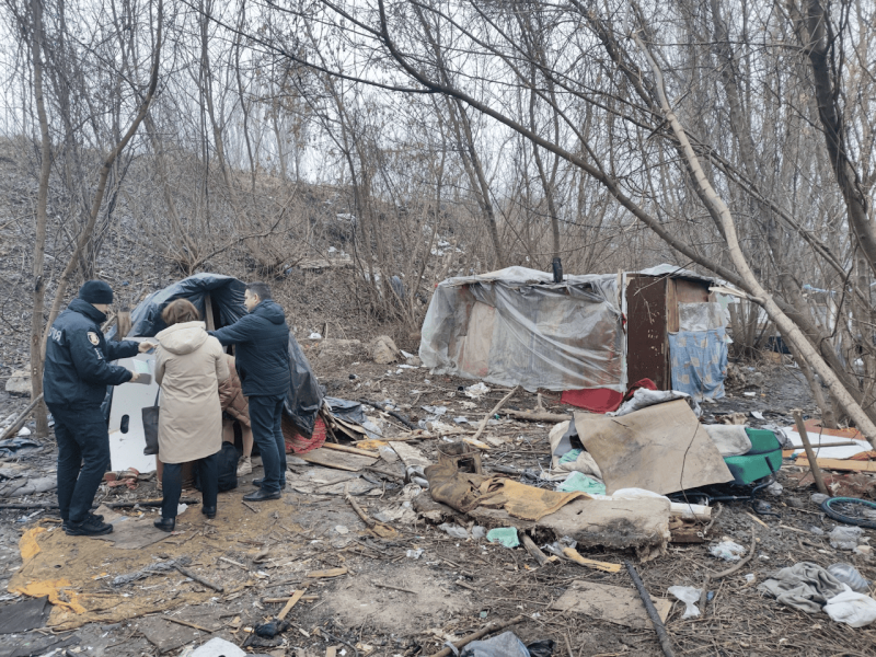 Una familia con 5 niños fue encontrada cerca de Ternopil, que vivían en una choza en el desembarcadero