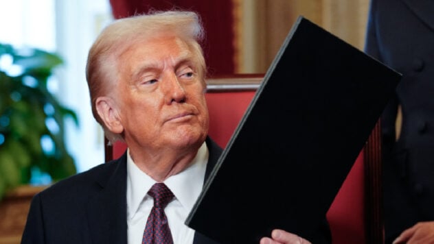 Trump hizo el cierre en los Estados Unidos: cuál es el efecto /> </p>
<p> El presidente de los Estados Unidos, Donald Trump, permitió Shatdown, es decir, el posible “ permitió Shatdown en los Estados Unidos </h2>
<p>El presidente Donald Trump asignó la plena responsabilidad de la potencial desorden de los demócratas en el Congreso de los Estados Unidos el jueves, diciéndole a los periodistas en la Casa Blanca: “ <LockQuote> </p>
<p> — Si hacen un cierre y, en última instancia, esto puede conducir a impuestos muy, muy altos, porque estamos hablando de Shatdown, estamos hablando de un trabajo inmediato en la factura de impuestos más grande que se haya adoptado, — Dijo Trump.Agregó que si el gobierno no funciona, entonces “Esto fue precedido por una actuación el miércoles en el Senado del Senado de los Estados Unidos, Chuck Shumer, quien es el líder del partido de la oposición. Schumer dijo que los demócratas tienen votos para bloquear el proyecto de ley adoptado por la Cámara de Representantes sobre los gastos del Partido Republicano, instando a los republicanos del Senado a concluir un acuerdo con los demócratas bajo el proyecto de ley a corto plazo sobre los gastos mientras continúan negociaciones sobre asignaciones durante todo el año.— Si no pasa, no será culpa de los republicanos — Sabes, hemos adoptado un proyecto de ley para el cual votaron un número increíble de republicanos, solo tuvimos un voto “ Trump dijo el jueves, obviamente, insinuando al republicano de Thomas Massy, ​​quien votó en contra del proyecto de ley sobre el financiamiento del gobierno. 100%”. Esto afecta los gastos que deben asignarse anualmente.Este cierre significa que el gobierno federal deja de pagar salarios a empleados federales y contratistas que trabajan para el gobierno. Esta es una situación que afecta a cada parte del gobierno de diferentes maneras. Hubo más cierres a gran escala, cuando no se firmó uno de los presupuestos como ley.Durante el shatdown completo, todas las instituciones gubernamentales secundarias y los programas estadounidenses están cerrados, ya que dependen de la financiación estatal anual. Durante los cierres pasados, el personal militar en el servicio real y la mayoría de los guardias fronterizos, los agentes de la ley federales y los controladores de tráfico aéreo permanecieron en sus lugares de trabajo.Si bien los costos discrecionales se discuten anualmente, los gastos obligatorios se aprueban por períodos más largos o son permanentes. Por lo tanto, los pagos para el Seguro Social, los programas estatales para el seguro médico y la asistencia continuarán, así como los pagos médicos a los veteranos militares.Según el Comité del Presupuesto Federal responsable, un grupo adicional que participa en cuestiones de política fiscal, alrededor de 850 mil de 2.1 millones de empleados federales no relacionados con servicios postales se enviaron temporalmente de vacaciones en 2013 y a principios de 2018. </p>
<p> Los empleados de vacaciones no tienen derecho a trabajar y no reciben salarios durante este tiempo. Pero se les garantiza un pago retroactivo de salarios, cuando el gobierno está financiado, reanuda su trabajo y se ganó. Aún sin pago. El presidente y los miembros del Congreso continúan trabajando y recibiendo un salario.</p>
<!-- AddThis Advanced Settings above via filter on the_content --><!-- AddThis Advanced Settings below via filter on the_content --><!-- AddThis Advanced Settings generic via filter on the_content --><!-- AddThis Related Posts below via filter on the_content --><div class=