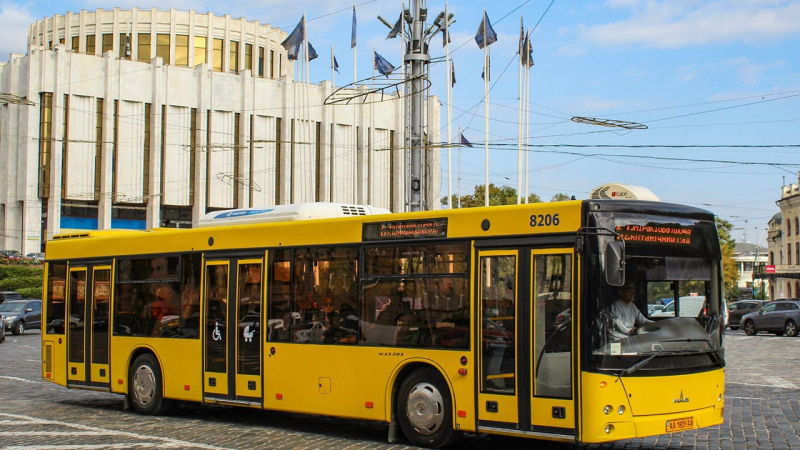 en kiev el 21 de marzo, permitieron el movimiento del transporte terrestre durante la alarma aérea