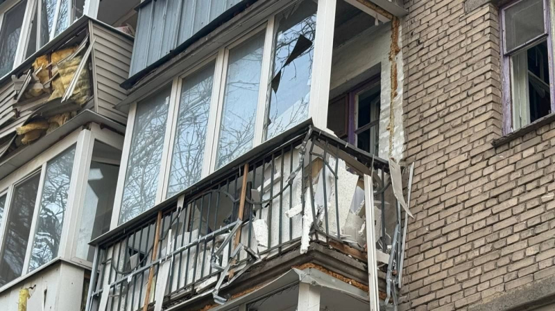 Explosion Las tropas lanzaron un grupo de choques secos de Shahed para atacar al Dnieper el miércoles por la noche, 26 de marzo. </p>
<p> <l2> Explosiones en el DNIEPER 26 de marzo y#8212; ¿Cuáles son las consecuencias del ataque UAV </h2>
<p>, debido al ataque de los drones enemigos de Shahedra, varios incendios destacados en el Dnieper, dijeron el jefe de la Administración Militar Regional <b> </b> Sergey Lysak. Según él, los autos e instalaciones de infraestructura estaban ardiendo. </p>
<p> A partir de la mañana del 27 de marzo, se eliminan todos los incendios. Tres personas resultaron heridas, un hombre de 48 años y dos mujeres de 75 años y 78 años. Toda la asistencia se brindó en el acto. </p>
<p> Ahora están observando </p>
<p> en las empresas dañadas en la ciudad, instituciones educativas y culturales, más de una docena de edificios de alto nivel. Más de 60 autos también fueron dañados, varios más, destruidos. 2 camiones fueron enganchados. </p>
<p> Todos los servicios necesarios funcionan en el acto. </p>
<p> <l2> El ataque al dnieper — ¿Qué tácticas usó Rusia </h2>
<p>?Andrei Kovalenko, jefe del Centro para Combinar el Consejo de Seguridad Nacional y Defensa de Ucrania, dijo que las tropas rusas usaron tácticas de Roy Dronov para atacar al Dnieper. </p>
<p> <Blockquote> </p>
<p> — Roy Shahed rusos golpearon al Dnieper, en casa, incendios. De nuevo, — Él enfatizó. </p>
<p> </loCLOQUETE> <P> Como Andrei Kovalenko explicó, Rusia concentra una gran cantidad de drones para atacar un asentamiento o ubicación para vender defensa aérea (defensa aérea). </p>
<p> <img class = 