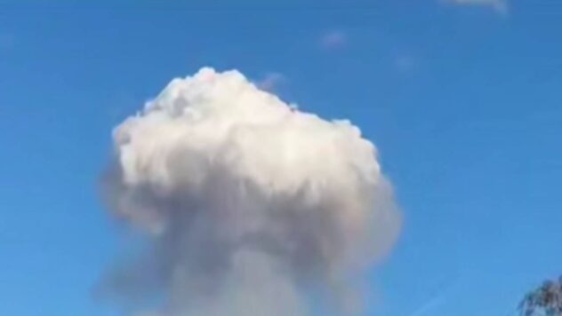 en la federación rusa, uno de los mayores municipios Rusia, poderosas explosiones tronaron en el gran arsenal de municiones del Ministerio de Defensa en la región de Vladimir, cerca del pueblo de Barsovo. Las explosiones condujeron a humo a gran escala. </p>
<p> Esto es informado por los canales de telegrama ruso. </p>
<h2> En la Federación de Rusia en un almacén de municiones, explosiones </h2>
<p> Según los testigos oculares, antes de la detonación en el cielo, se escucharon los sonidos característicos de los aviones no tripulados.El incidente ocurrió en el territorio del 51 ° Arsenal de la Dirección Principal de la Artillería Rocket Arms (GRU) del Ministerio de Defensa de Rusia. </p>
<p> Los residentes del pueblo de Barsovo escucharon los poderosos sonidos de las explosiones, cerca de los cuales se encuentra esta instalación militar. </p>
<p> Después de las primeras explosiones, comenzó la detonación de municiones, que, según los residentes locales, continúa y más. </p>
</p>
</p>
<p> Un pilar de humo grueso se elevó hacia el cielo, que fue bien notable en diferentes partes de la región de Kirzhach. </p>
<p>Las autoridades ya han introducido un régimen de emergencia y han organizado la evacuación de residentes de los asentamientos cercanos. La entrada a Barsovo ahora está bloqueada. </p>
<p> 51 Arsenal Grau es uno de los almacenes más grandes de municiones, que están subordinados al Ministerio de Defensa de la Federación Rusa. </p>
<p> El objeto se encuentra en el distrito de Kirzhach de la región de Vladimir, a unos 8 kilómetros de la ciudad de Kirzhach. </p>
<p> Según la información preliminar, aproximadamente 105 se almacenan en este almacén. Mil toneladas de municiones, incluidas las conchas de artillería, cohetes para sistemas de fuego de descarga de cohetes, componentes de sistemas de misiles antiaéreos y misiles tácticos del punto U. </p>
<p> La distancia entre el arsenal y el punto más cercano de la frontera entre Rusia y Ucrania es de más de 500 kilómetros. Kursk fue grabado en la munición enemiga. Esto fue anunciado por el jefe del Centro de Antisinformación en NSDC Andrei Kovalenko. </p>
<p> <strong> captura de pantalla </strong>: canal de telegrama ruso </p>
</p>
</p></p>
<!-- AddThis Advanced Settings above via filter on the_content --><!-- AddThis Advanced Settings below via filter on the_content --><!-- AddThis Advanced Settings generic via filter on the_content --><!-- AddThis Related Posts below via filter on the_content --><div class=