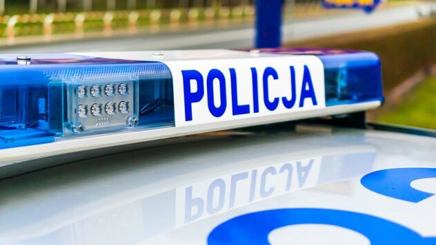 en Poland en la Universidad de la Vargaza, el estudiante fue recortado por la parte superior. Mujer de 53 años en la Universidad de Varsovia, como resultado de la cual murió. </p>
<p> <l2> Un ataque contra una mujer en Polonia — Lo que sucedió </h2>
<p> Como publicaciones polacas informan con referencia a la declaración de la Universidad de Varsovia, la mujer era su empleada y se convirtió en víctima de un ataque en el Cuerpo principal del campus. </p>
<p>Se alega que el atacante ingresó al campus de la institución educativa en la noche del 7 de mayo. Después de eso, el polo de 22 años se mudó a la sala de conferencias más grande de la Universidad — El edificio máximo del auditorio. </p>
<p> Ahora mira </p>
<p> Como resultado de una emergencia, el vigilante de 53 años murió en el acto. Al mismo tiempo, un guardia de 39 años, que estaba tratando de ayudar a una mujer, recibió heridas graves. </p>
<p> Según el fiscal, que atacó al estudiante de tercer año de la facultad de derecho. Él mismo — Ciudadano de Polonia, pero no de Varsovia. Sus motivos siguen siendo desconocidos. </p>
<p>Como pronto se conoció, el Ministro de Justicia de Polonia Adam Bodnar participó en un panel de discusión en la sala de conferencias vecinas. </p>
<p>, según él, no vio un ataque, pero luego escuchó de los oficiales de seguridad del estado. </p>
<p> El Ministro expresó su gratitud a uno de sus oficiales, que corrió a la escena del ataque para ayudar a la guardia de la universidad en la lucha. </p>
<p> El alcalde de Varsovia Rafal Tshaskovsky dijo que estaba conmocionado por un crimen tan terrible en el campus. En su opinión, el atacante debe ser estrictamente castigado por un delito cometido. </p>
<p> La universidad calificó el ataque como una gran tragedia y dijo que todos estaban sorprendidos por este asesinato. Al día siguiente, el 8 de mayo, anunciaron el día del duelo, por lo que no se celebraron las clases. </p>
<p> La universidad también planeó celebrar el festival anual de música de Juwenalia los días 9 y 10 de mayo, pero el evento fue cancelado. </p>
<p> El rector de la Universidad de Varsovia expresó profundas condolencias a la familia y familiares de la mujer fallecida. </p>
</p>
</p>
</p>
</p></p>
<!-- AddThis Advanced Settings above via filter on the_content --><!-- AddThis Advanced Settings below via filter on the_content --><!-- AddThis Advanced Settings generic via filter on the_content --><!-- AddThis Related Posts below via filter on the_content --><div class=