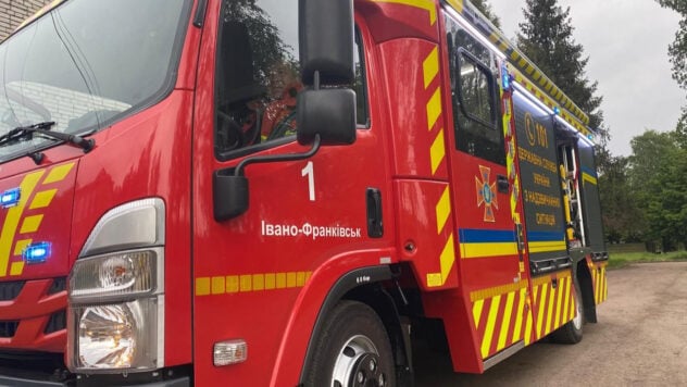 explosion Ivano-Frankivsk tronó en la mañana del 15 de mayo y el#8212; La defensa aérea trabajó en drones rusos. </p>
<h3> Actualizado a las 09:10 </h3>
<h2> Las explosiones del 15 de mayo en Ivano-Frankivsk: lo que se conoce </h2>
<p> según el alcalde de la ciudad de Ruslan Marcinkiva, la infraestructura civil no se vio afectada como resultado del ataque de las drones. </p>
<p> La ansiedad aireada en la región debido a la amenaza de los UAV enemigos se anunció alrededor de las 04:40, y las explosiones, según los medios, se escucharon desde las 05:20 de la mañana. </p>
<p> La cabeza del Ivano-Frankivsk Ova Svetlana Onishchuk también confirmó que el enemigo atacó a los Cárpatos con drones de choque desde diferentes direcciones. </p>
<p> — Nuestras fuerzas de defensa aérea funcionaron. Afortunadamente, no hubo víctimas. Se especifica información sobre la destrucción, — Ella agregó. </p>
<p> Pronto el Ministerio de Emergencias del Estado especificó que <strong> rescatadores eliminó un fuego contra uno de los objetos de la región, </strong> que surge como resultado de un ataque ruso. </p>
<p> El fuego se eliminó rápidamente, <strong> herido. Ucrania ya ha estado en el día 177. </p>
<p> En un mapa interactivo de hostilidades en Ucrania y en un mapa de ansiedades aéreas en Ucrania, puede monitorear la situación en las ciudades. </p>
</p></p>
<!-- AddThis Advanced Settings above via filter on the_content --><!-- AddThis Advanced Settings below via filter on the_content --><!-- AddThis Advanced Settings generic via filter on the_content --><!-- AddThis Related Posts below via filter on the_content --><div class=