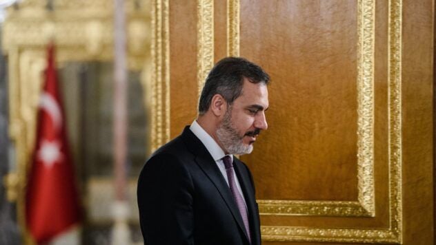 distinga: en el ministerio extranjero turco cortó las posiciones de las posiciones de Ukraine y la federación rusa de la Federación de la Federación de la Rusia. Ucrania y la Federación de Rusia insisten en diferentes secuencias del alto el fuego y las negociaciones, tratando de atraer el apoyo de los Estados Unidos a su lado. </p>
<p> sobre esto, respondiendo la cuestión del curso de los preparativos para posibles negociaciones de paz en Estambul el 15 de mayo, el Ministro de Asuntos Exteriores de Turquía <strong> Hakan Fidan. </strong> </p>
</p>
<p> En una conferencia de prensa después de una reunión con colegas de Siria y Jordania, señaló que Turquía ocupa la posición de que antes de las negociaciones debería haber un alto el fuego. </p>
<p> Ahora se ven <Blockquote> </p>
<p> -ukrainianos en una posición: primero el alto el fuego y luego negocian. Los rusos son primero una transición al régimen de negociación, luego el alto el fuego, dice Fidan. </p>
<p> </CLOCKQUOTE> <H2> Turquía sobre la posición de la Federación Rusa y Ucrania con respecto a las negociaciones </h2>
<p> El Ministro señaló que tanto los partidos rusos como ucranianos hacen esfuerzos para arrastrar a los Estados Unidos a su lado y esto es normal. </p>
<p> – Nuestra posición sigue siendo dura. Instamos a las partes a que se unan lo antes posible y procedan al cese del fuego. Esperamos que esto suceda. Nuestros esfuerzos están dirigidos en esta dirección “, dijo Fidan. </p>
<p> recuerda que el 11 de mayo, el presidente ruso Vladimir <b> </b> Putin invitó a Ucrania a reanudar las negociaciones directas de Estanbul. </p>
<p> a su vez, <b> </b> Vladimir zelensky respondió a la llamada de la llamada de Kremlin, que se espera que sea un descripción de Kremlin, que se espera que sea un descrito de Kremlin, que se espera que sea un dictador de Kremlin, que se espera que sea un descrito de Kremlin. Desde el 12 de mayo, así como una reunión personal con el presidente de la Federación de Rusia, Vladimir Putin, el 15 de mayo en Turquía. </p>
</p></p>
<!-- AddThis Advanced Settings above via filter on the_content --><!-- AddThis Advanced Settings below via filter on the_content --><!-- AddThis Advanced Settings generic via filter on the_content --><!-- AddThis Related Posts below via filter on the_content --><div class=
