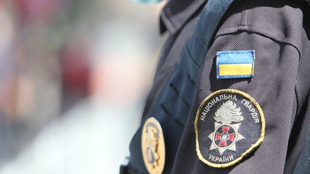 Seis funcionarios de la Guardia Nacional. anunció la eliminación de los </strong> puestos de seis funcionarios de alto rango de la Guardia Nacional. Una investigación oficial contra seis funcionarios de la NSU. </p>
<p> El departamento señaló que “ Hay una asistencia completa para la investigación ”. Aún se desconocen otros detalles. </p>
<p> Ahora no llaman a los </p>
<p> nombres allí, sin embargo, la publicación Zn.UA, con referencia a fuentes en las agencias de aplicación de la ley, informó que los 9 y 10 de mayo, los detectives de NABA realizan búsquedas de funcionarios de la Guardia Nacional de alto riesgo como parte de un caso penal abierto según tres UKU: </p>
<p> h. 5 cucharadas. 191 (apropiación, malversación de bienes de propiedad o incautación por el abuso de la posición oficial); </p>
<p> Parte. 3 cucharadas. 209 (legalización (lavado) de ingresos recibidos por medios penales); </p>
<p> h. 3 y Parte 4 de Art. 368 (adopción de una propuesta, promesa o recibiendo un beneficio ilegal por parte de un funcionario). </p>
</p></p>
<!-- AddThis Advanced Settings above via filter on the_content --><!-- AddThis Advanced Settings below via filter on the_content --><!-- AddThis Advanced Settings generic via filter on the_content --><!-- AddThis Related Posts below via filter on the_content --><div class=