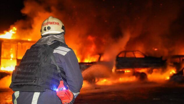 explosion En Odessa tronó hoy por la noche. Como resultado del ataque de los drones de ataque ruso el 7 de julio, un hombre murió. </p>
<p> Esto es informado por el jefe de la Administración Militar de Odessa Oleg Kiper y el Ministerio de Emergencias del Estado de Ucrania. </p>
<p> <l2> Explosiones en Odessa 7 de julio </h2>
<p>, a pesar del trabajo activo de las fuerzas de defensa aérea durante las explosiones en Odessa hoy, existe la destrucción y el daño a la infraestructura civil, en particular los autos de servicio. </p>
<p> ahora mire <CLOCKQuote> </p>
<p> — Además, como resultado del golpe, hubo un incendio por protección cerca del nuevo edificio. Desafortunadamente, un guardia murió. Condolencias sinceras a familiares y amigos, — Escribió en su canal de telegrama. </p>
<p> </CLOCHQUOTE> <P> Como se especifica en el Ministerio de Emergencias del Estado, 10 locales de garaje se dañaron como resultado de explosiones en Odessa el 7 de julio, un edificio administrativo en el territorio de una estación de servicio y varios vagones de construcción. </p>
<p> también destruyó autos, camiones y un autobús. Los incendios surgieron en el lugar de las caídas de los drones rusos que fueron eliminados por los rescatistas. </p>
<p> Las explosiones también se distribuyeron en Kiev esta noche, y en Kharkov, los drones cayeron en varios edificios de alto nivel. El número de víctimas superó a 20 personas. </p>
<p> Una guerra a gran escala en Ucrania dura 1,230 días. </p>
<p> En un mapa interactivo de hostilidades en Ucrania y en un mapa de ansiedades aéreas en Ucrania, puede monitorear la situación en las ciudades. </p>
</p>
</p>
<h3> La guerra en los sacerdotes ucranianos en las secciones ucranianas</p>
<!-- AddThis Advanced Settings above via filter on the_content --><!-- AddThis Advanced Settings below via filter on the_content --><!-- AddThis Advanced Settings generic via filter on the_content --><!-- AddThis Related Posts below via filter on the_content --><div class=