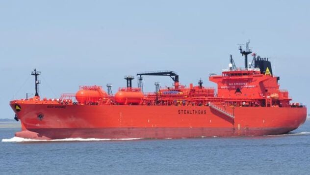 en el puerto ruso de Ust UST LUGA En la región de Leningrado, se produjeron dos explosiones en el cisterna Eco Wizard. </p>
<p> informó el Ministerio de Transporte de la Federación Rusa. </p>
<p> <l2> El petrolero ruso con amoníaco explotó: lo que se conoce </h2>
<p> Según el departamento ruso, las explosiones ocurrieron durante la carga de amoníaco en el puerto terminal. </p>
<p> Ahora se ven </p>
<p> Después de la detonación, el petrolero yacía en el lado izquierdo y comenzó a hundirse. El daño al caso causó una fuga de amoníaco de los tanques de embarcaciones. </p>
<p>El Ministerio de Transporte de la Federación Rusa reconoció “ Una ligera fuga debido al incidente durante la carga ”, aunque la escala de contaminación puede ser significativamente mayor. Según figuras oficiales de órganos rusos, veintitrés miembros de la tripulación fueron evacuados del lado del petrolero, los heridos entre los marineros supuestamente no. Se detuvo la liquidación de las consecuencias del incidente y la carga adicional de la carga. </p>
<p>Según Radio Liberty, este ya es el quinto caso con los petroleros que ingresan a los puertos rusos. </p>
<p> El lado ruso planea llevar a cabo trabajos de buceo para evaluar el daño al Cuerpo de Buques. </p>
<p> <l2> ¿Qué se sabe sobre el cisterna Eco Wizard </h2>
<p> Eco Wizard — Este es un moderno Tanker de GLP construido para el transporte de gas licuado con una longitud de aproximadamente 180 my aproximadamente 29 m de ancho. </p>
<p> Este petrolero tiene tanques especializados con sistemas de bombeo profundo y altos niveles de seguridad. Real en rutas de rango largo. </p>
<p> Recuerde que para superar la flota de sombras de la Federación Rusa, Alemania introdujo un control adicional de los petroleros. </p>
<p> Según el gobierno alemán, la flota de sombras de la Federación de Rusia incluye petroleros, algunos de los cuales son antiguos, usan métodos de navegación peligrosos y se utilizan para sanciones evasivas. </p>
</p>
</p>
</p>
<h3> Temas relacionados: </h3>
<p> Vibuh Gazeportflot de la Federación Rusa</p>
<!-- AddThis Advanced Settings above via filter on the_content --><!-- AddThis Advanced Settings below via filter on the_content --><!-- AddThis Advanced Settings generic via filter on the_content --><!-- AddThis Related Posts below via filter on the_content --><div class=
