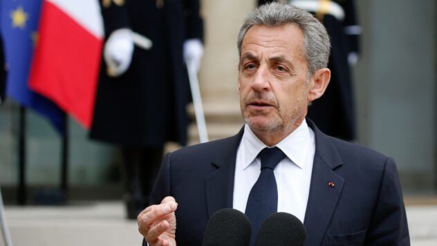 En París, el ex presidente francés Sarkozy fue encarcelado durante cinco años