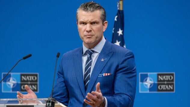 El avión del jefe del Pentágono, Hegseth, realizó un aterrizaje de emergencia en Gran Bretaña debido a una grieta en el parabrisas