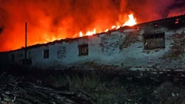 Después del bombardeo enemigo en la región de Cherkasy, una granja se incendió