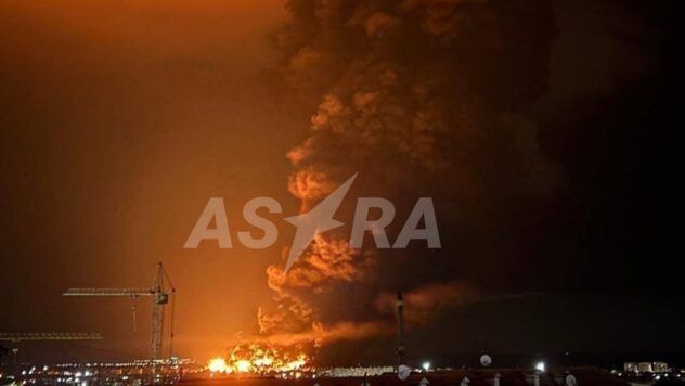 El depósito de petróleo de Feodosia fue atacado de nuevo por la noche: se está produciendo un incendio a gran escala