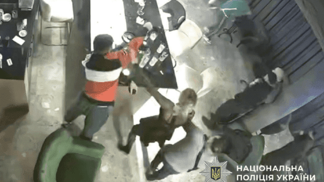 En Kiev, un hombre en un bar abrió fuego por culpa de una chica: le informaron de las sospechas