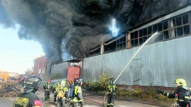 Todo está en humo, el techo se ha derrumbado: un almacén con espuma plástica está en llamas en la región de Moscú