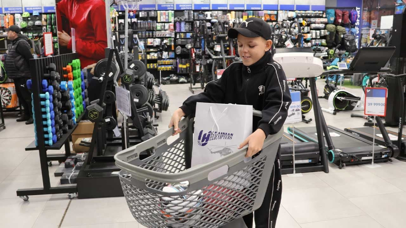 Día de compras: la aerolínea Ucraniana Helicópteros visitó a los hijos de los defensores ucranianos Foto 4