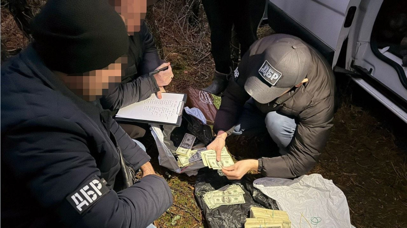 Viviendo en una tienda de campaña en medio del bosque: un policía de Kiev, que escapó con 13 millones de UAH, recibió sospechas Foto 1