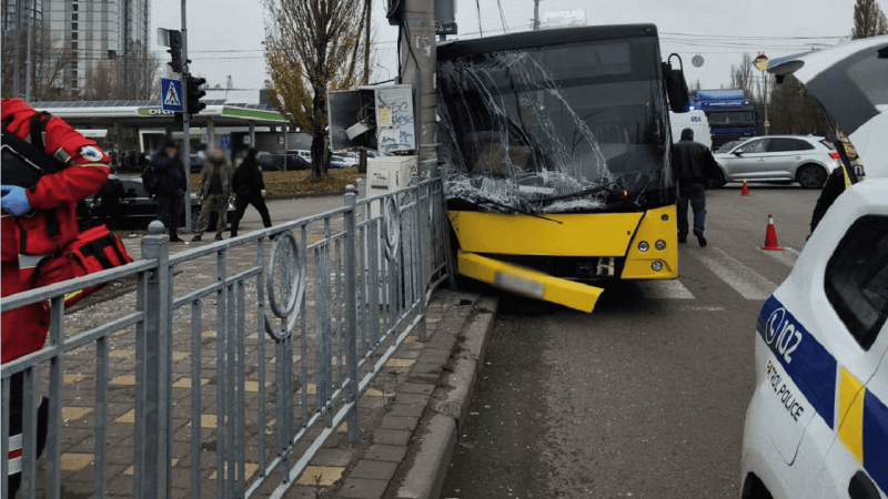 Accidente en Kiev: un autobús con personas chocó contra un poste eléctrico, hubo víctimas Foto 1