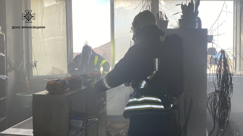 En Ivano-Frankivsk, explotó una estación de carga en una oficina: 40 personas fueron evacuadas, hubo víctimas Foto 1