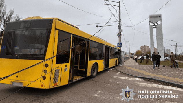 Accidente de tráfico en Kiev: un autobús con personas chocó contra un poste eléctrico, hay víctimas
